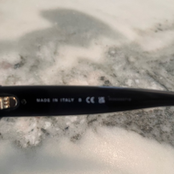 Chanel sunglasses with hearts on sides - Picture 6 of 8